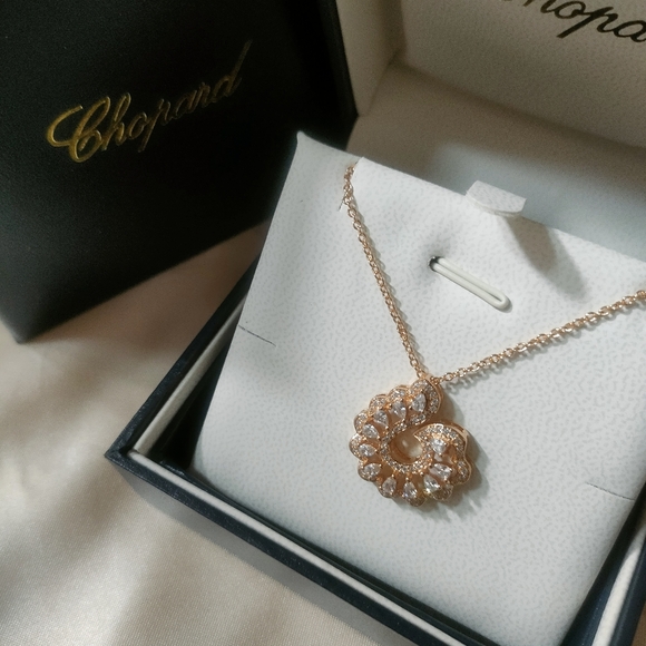 Chopard 18k Gold Necklace with conch pendant - Picture 2 of 6